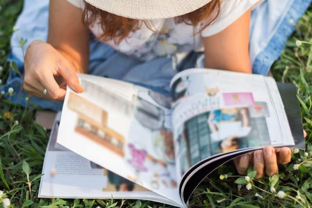 enfant lisant un magazine