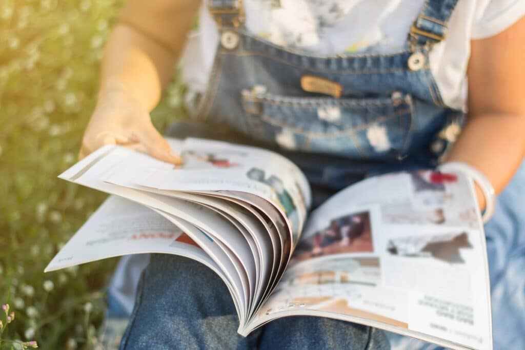 enfant qui lit un magazine