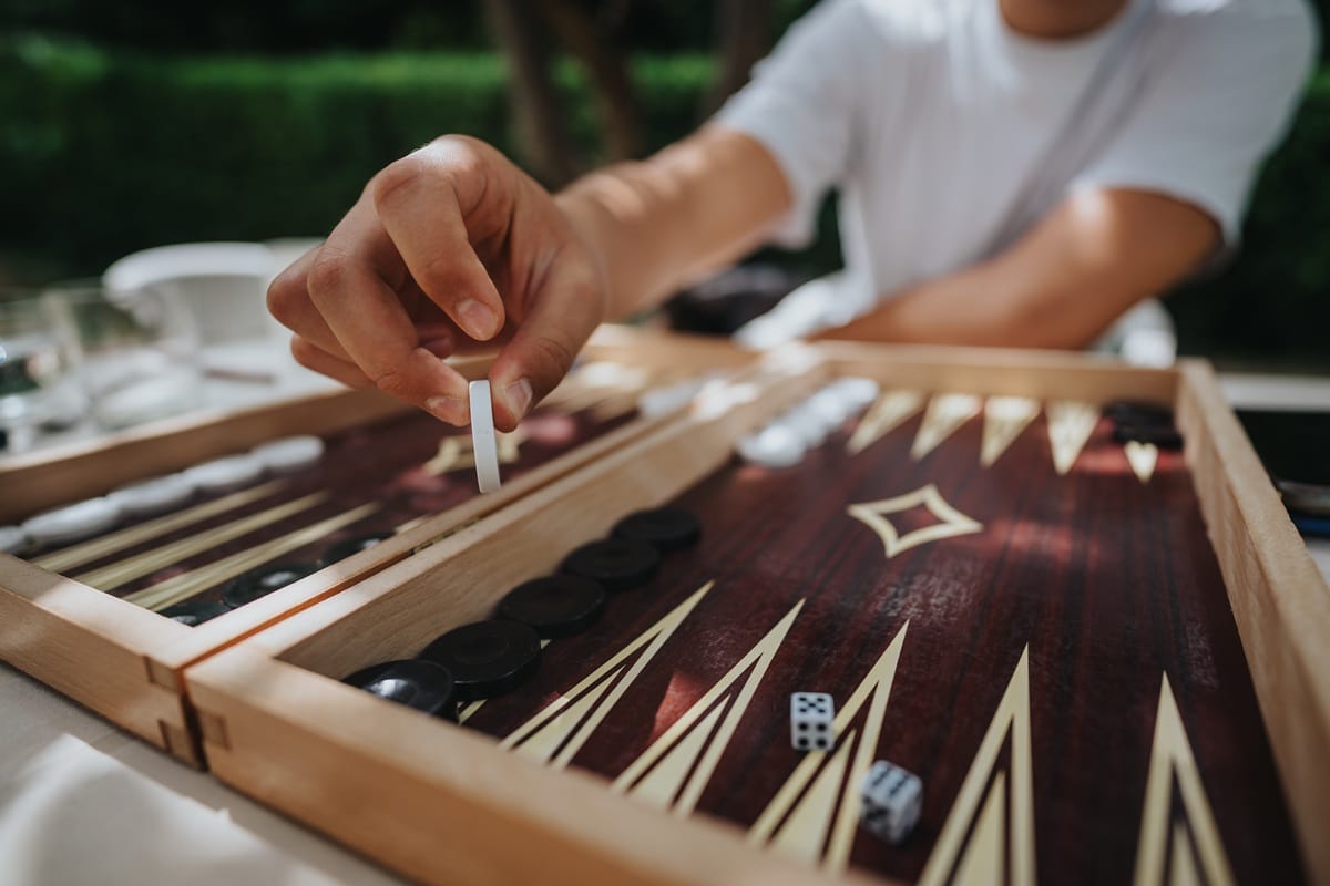 enfant jouant au backgammon