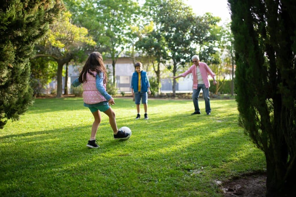 famille jouant dans leur jardin