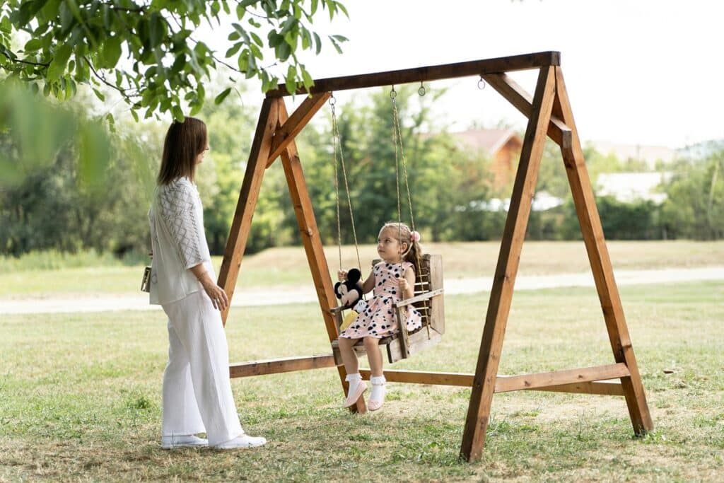 enfant sur une balançoire dans le jardin
