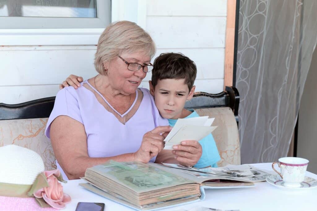 grand mère et petit fils regardent des photos