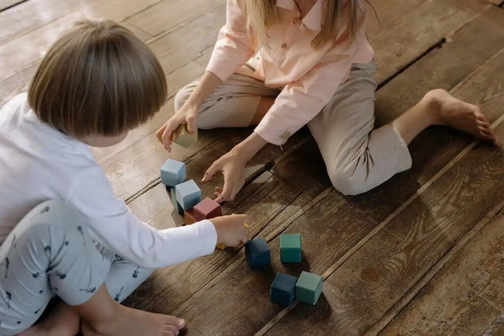 enfants jouant avec des cubes en bois