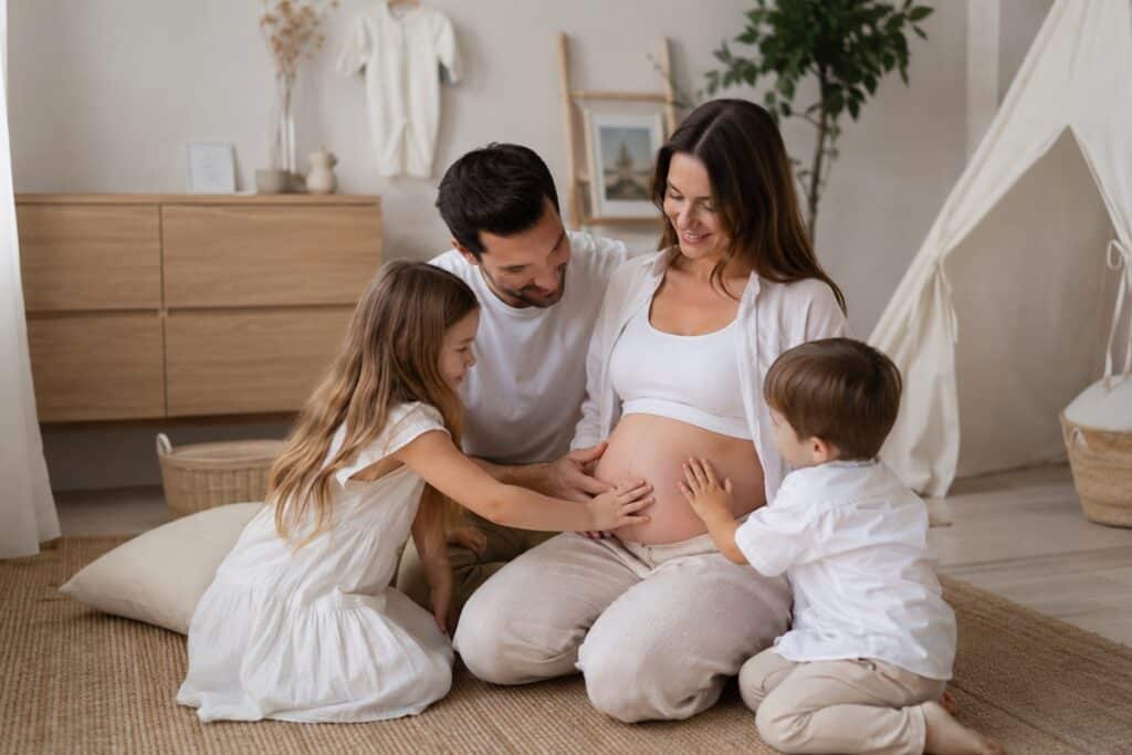 photo de maman enceinte entourée des enfants et du papa