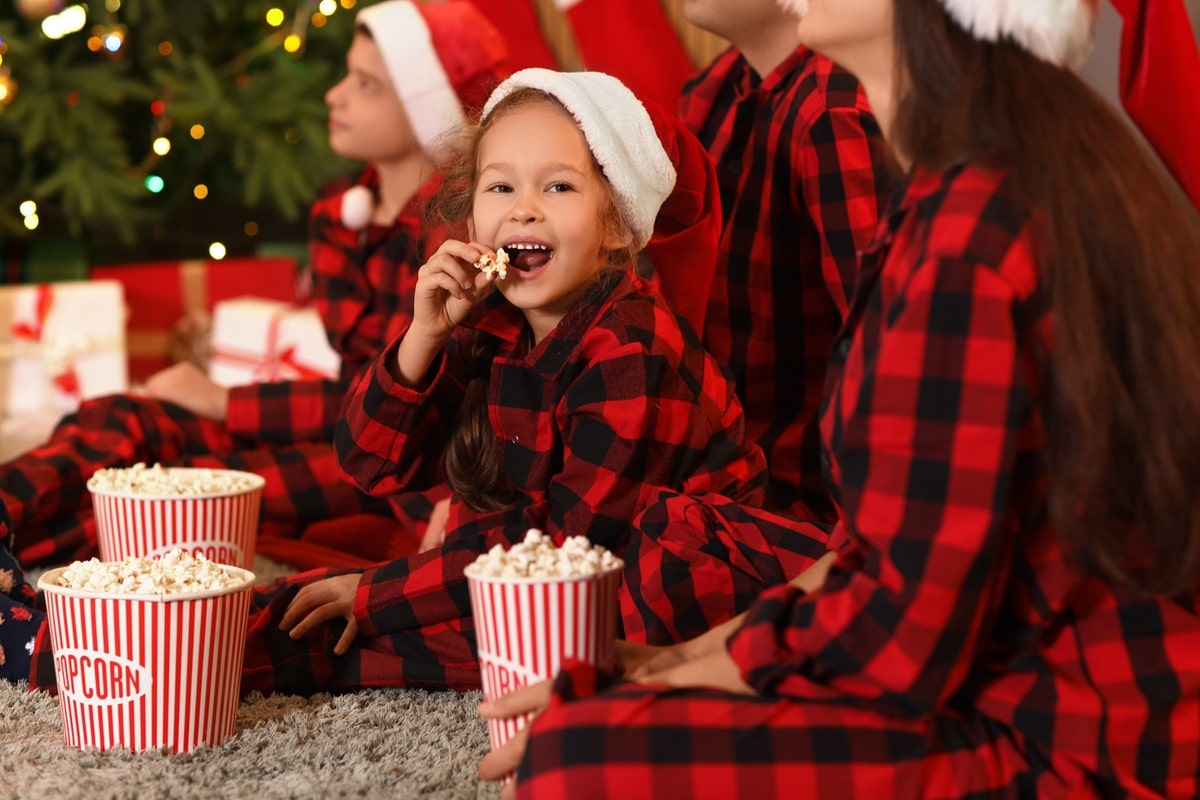 famille en pyjama de Noël