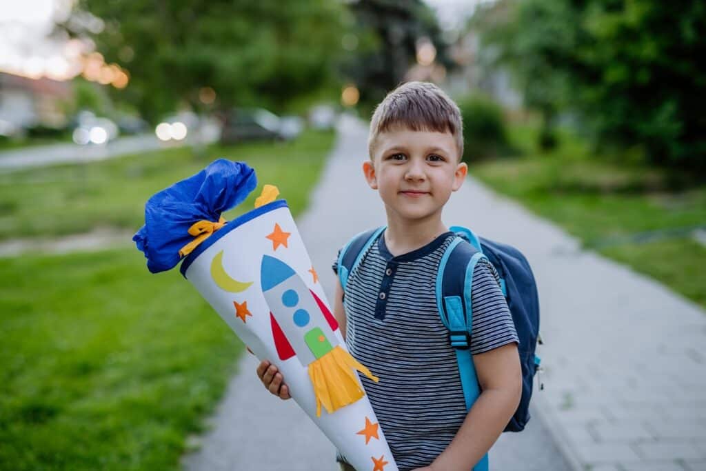 garçon portant une Schultüte