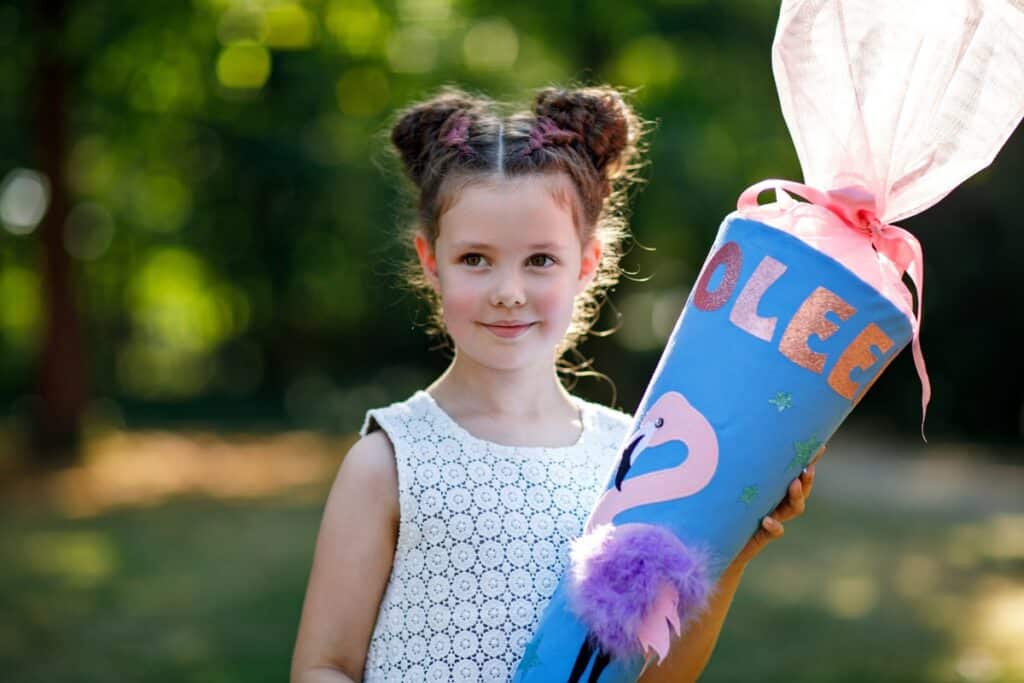 fille posant fièrement avec une Schultüte
